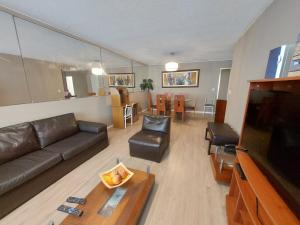 sala de estar con sofá y TV en Apartamento PARDO CCA, en Lima