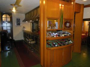 Hotel Pri Belokranjcu في نوفو ميستو: مطبخ مع خزانة عرض مع الطعام فيه