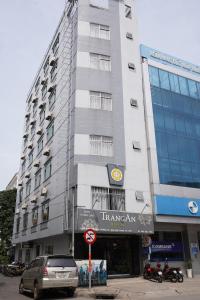 um prédio alto e branco com uma placa em Trang An Hotel - 10 minutes Landmark 81 em Cidade de Ho Chi Minh mais 77 fotografias