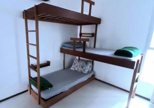 a room with two bunk beds in a room at Lindo Ap Praia da Costa com Ar Condicionado in Vila Velha