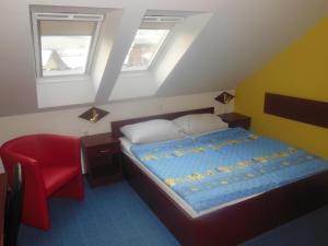 En eller flere senge i et værelse på Hotel Pri Belokranjcu