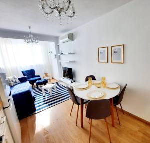 TV a/nebo společenská místnost v ubytování VARNA NAUTICAL Apartment
