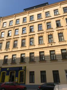 ein großes Gebäude mit vielen Fenstern auf einer Straße in der Unterkunft Centrally and green in Wien