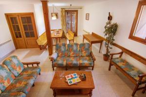 a living room with couches and a table at Casa Xaupí Gran in Roní