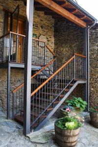 un edificio con una escalera y algunas macetas en Casa Xaupi 1, en Roní