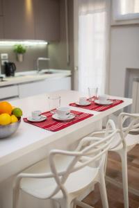 A kitchen or kitchenette at Pao Apartment - Navigatori
