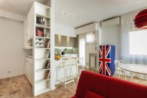 A kitchen or kitchenette at Pao Apartment - Navigatori