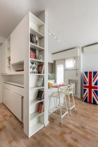 A kitchen or kitchenette at Pao Apartment - Navigatori