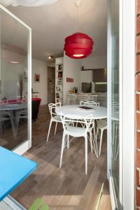 A kitchen or kitchenette at Pao Apartment - Navigatori