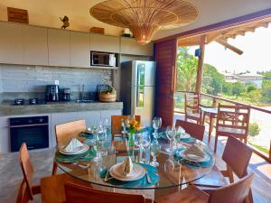 Oceà Privilegi - Taipu de Fora في بارا غراندي: مطبخ وغرفة طعام مع طاولة وكراسي