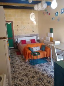 普若佛的住宿－Triesti Home，一间卧室配有带橙色床单和桌子的床