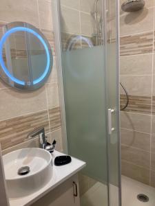 La salle de bains est pourvue d'un lavabo et d'un miroir. dans l'établissement Le Foch, à Châlons-en-Champagne