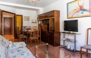 - un salon avec un canapé et une télévision dans l'établissement Awesome Apartment In Montalbn With Wifi, à Montalbán