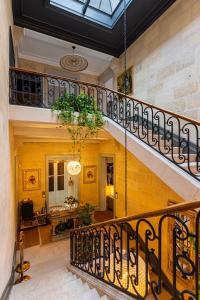 a staircase in a house with a glass ceiling at La Maison Mulatô, demeure privée d'hôtes, piscine & spa Libourne, Saint-Emilion in Libourne