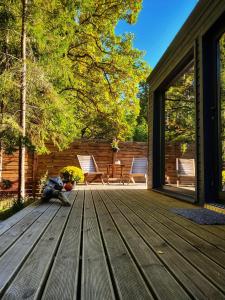 una gran terraza de madera con un niño. en Kakupesa Puhkemaja en Hara