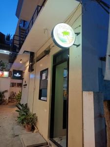 un frisbee colgando de un lado de un edificio en Casita Isla Beach Inn en Boracay