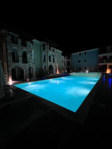 een groot zwembad in de nacht bij Valledoria 2 int.9 in Valledoria
