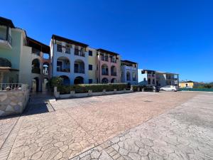 een rij gebouwen op een parkeerplaats bij Valledoria 2 int.9 in Valledoria