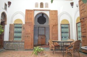 une cour d'une mosquée avec une table et des chaises dans l'établissement Riad Kasbah, à Rabat