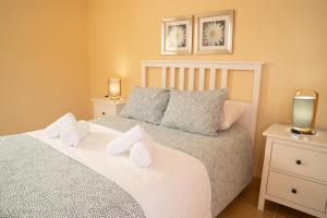 una camera da letto con un letto con due asciugamani bianchi di Miramar 8 a San Sebastián de la Gomera