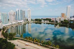 un grande bacino d'acqua in una città con edifici di Hermoso Apartamento Frente a la playa piso 17 Conquistador, el Laguito a Cartagena de Indias