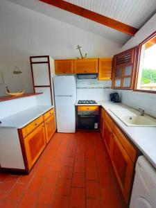 Kuchyň nebo kuchyňský kout v ubytování Villa charmante au cœur du Marin avec piscine privée
