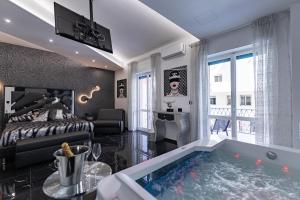 una sala de estar con jacuzzi en Prezioso suites & rooms, en Lecce