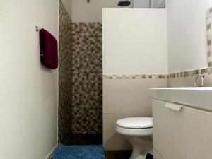 łazienka z toaletą i umywalką w obiekcie ZenGarden Paraguay - Modernes und komfortables Haus Orchidee w mieście San Lorenzo de la Frontera