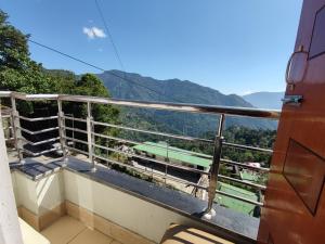 balcón con vistas a las montañas en Hotel La Casa, en Namchi