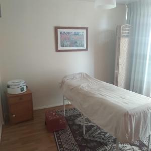 1 dormitorio con cama, mesa y ventana en Katia en Santiago