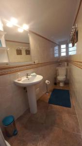 La salle de bains est pourvue d'un lavabo et de toilettes. dans l'établissement Casa Amanecer, à Abades