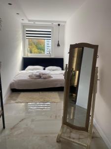 Posteľ alebo postele v izbe v ubytovaní Apartament z balkonem i widokiem na morze w Sopocie blisko Opery Leśnej