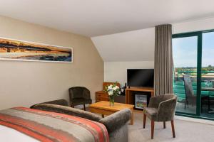 TV a/nebo společenská místnost v ubytování Ufford Park Resort