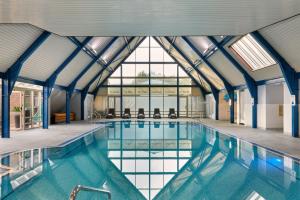 Bazén v ubytování Ufford Park Resort nebo v jeho okolí