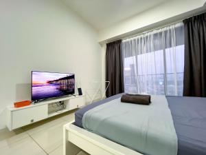 TV a/nebo společenská místnost v ubytování Continew Residences TRX Lux Pool View