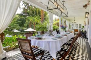 jadalnia z białym stołem i krzesłami w obiekcie Villa Coloniale Schumacher Luxury Retreat w Kapsztadzie