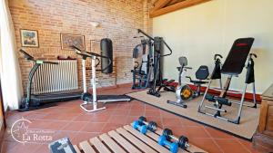 een fitnessruimte met diverse loopbanden en hometrainers bij B & B La Rotta in Ravenna