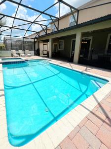 une grande piscine bleue en face d'un bâtiment dans l'établissement DWS Vacation Villas, à Orlando