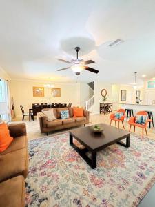 - un salon avec un canapé et une table dans l'établissement DWS Vacation Villas, à Orlando