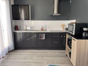 Kuchnia lub aneks kuchenny w obiekcie Maison Mitoyenne avec cour + parking