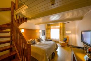 Телевизор и/или развлекательный центр в Hotel Aateli Lakeside