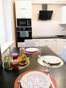 a kitchen with two plates of food on a table at Apartament Warmińska in Barczewo
