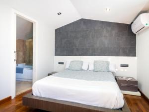 A bed or beds in a room at Bella Vista Palamos Relax and Comfort with sea v