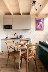 eine Küche mit einem Tisch und Stühlen im Zimmer in der Unterkunft Wy_spa_Podolany in Gdów