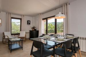 jadalnia ze stołem i krzesłami w pokoju w obiekcie La Vila d'Argençola - Apartamentos w mieście Castellnou de Bages