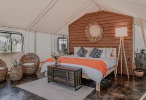 Postel nebo postele na pokoji v ubytování Salterra Glamping + 37 fotografií
