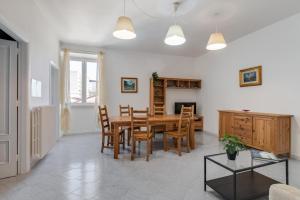 cocina y comedor con mesa y sillas en A due passi dal ponte Apartment - Affitti Brevi Italia, en Gravina in Puglia