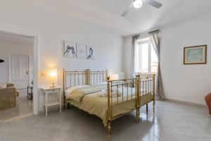 1 dormitorio con 1 cama y sala de estar en A due passi dal ponte Apartment - Affitti Brevi Italia, en Gravina in Puglia