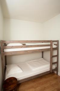 Cama ou camas em um quarto em VisHostel