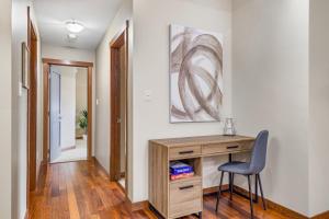 坎莫尔Alluring Mountain View Condo - Right In The Heart Of Downtown - managed by Little Sister Getaways的相册照片